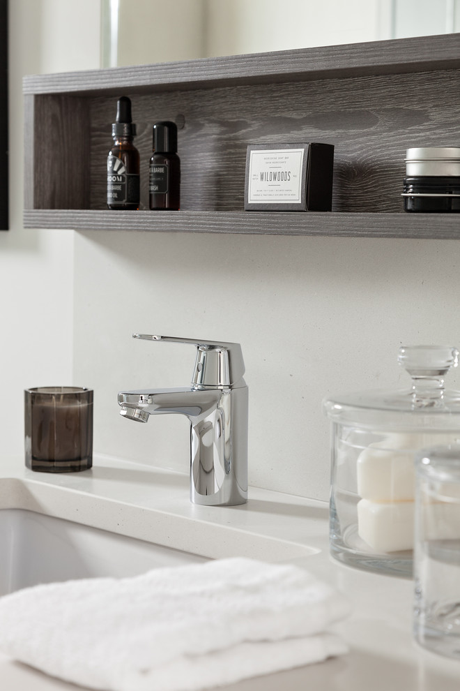 Transitional home design photo in Vancouver