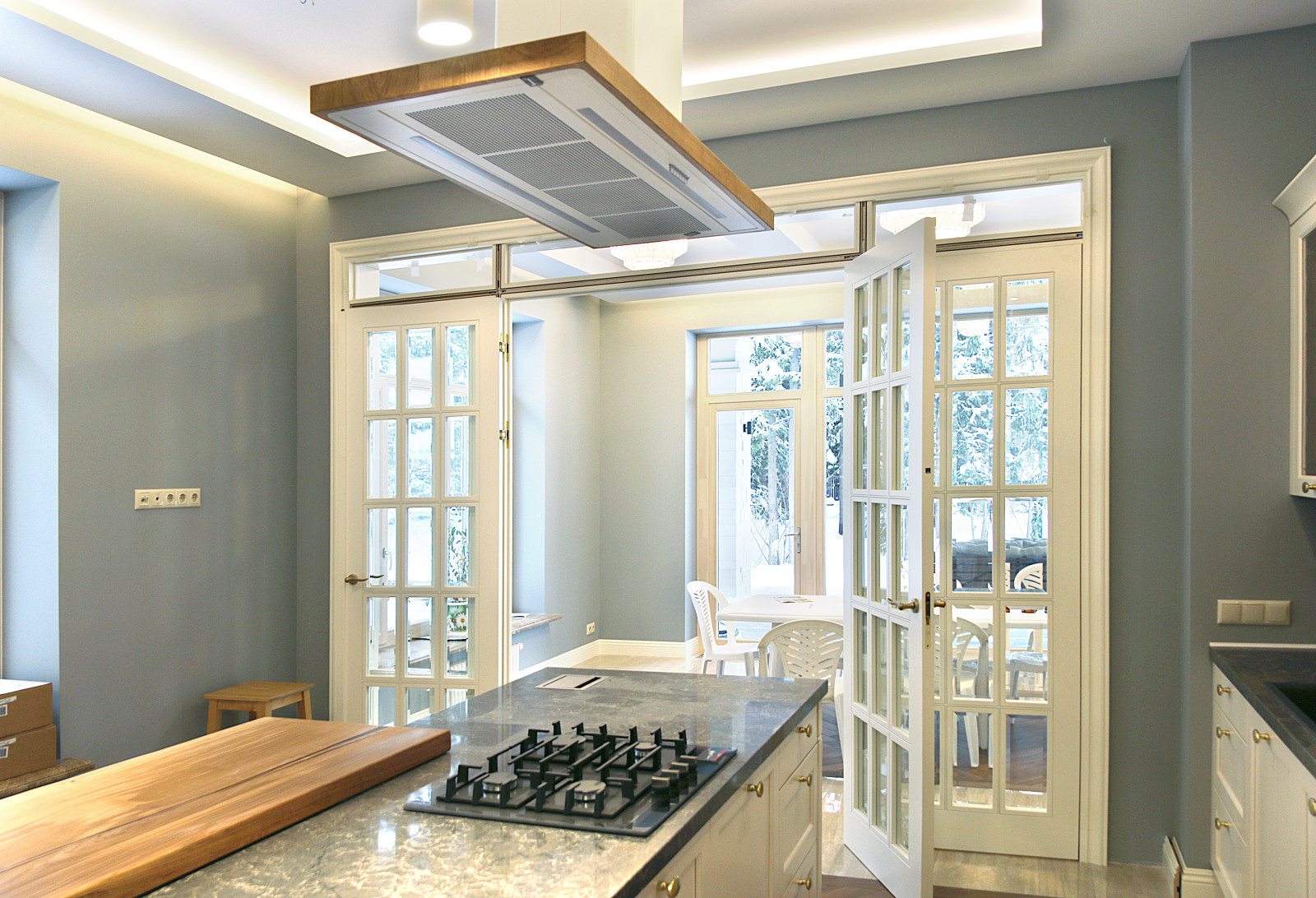 Современная классическая кухня с островом