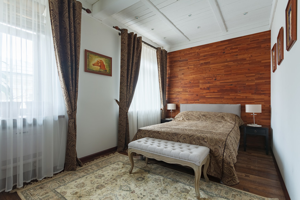 Diseño de dormitorio principal clásico de tamaño medio sin chimenea con paredes blancas y suelo de madera oscura