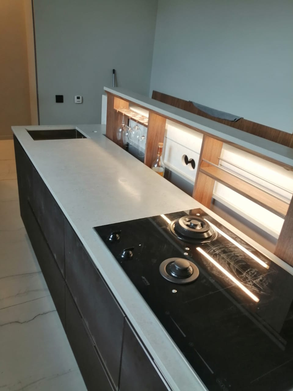 Столешница, остров и барная стойка из кварцевого агломерата