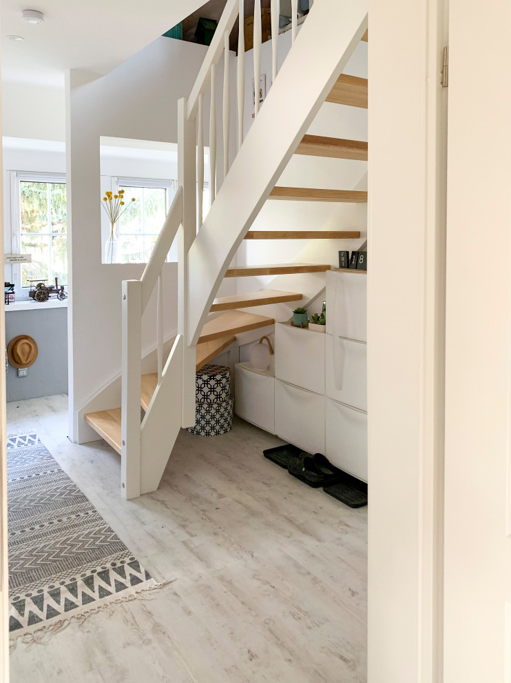 Mid-sized contemporary hallway in Leipzig with white walls, painted wood floors and beige floor.