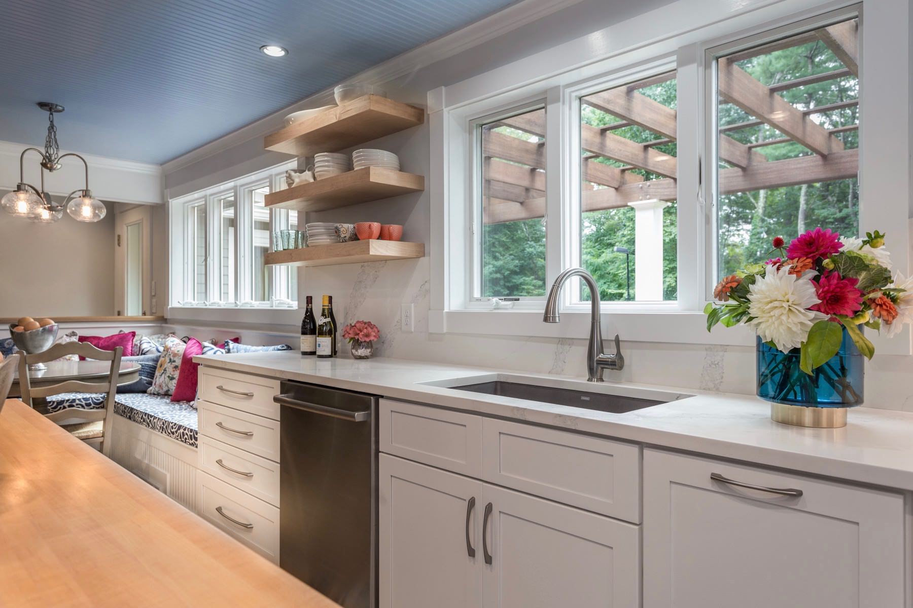 Contemporary Country - Kitchen and breakfast nook