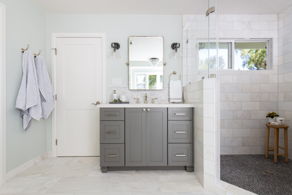 Idéer för mellanstora vintage vitt en-suite badrum, med grå skåp, ett fristående badkar, en hörndusch, marmorgolv, ett nedsänkt handfat, bänkskiva i kvarts, vitt golv och dusch med gångjärnsdörr