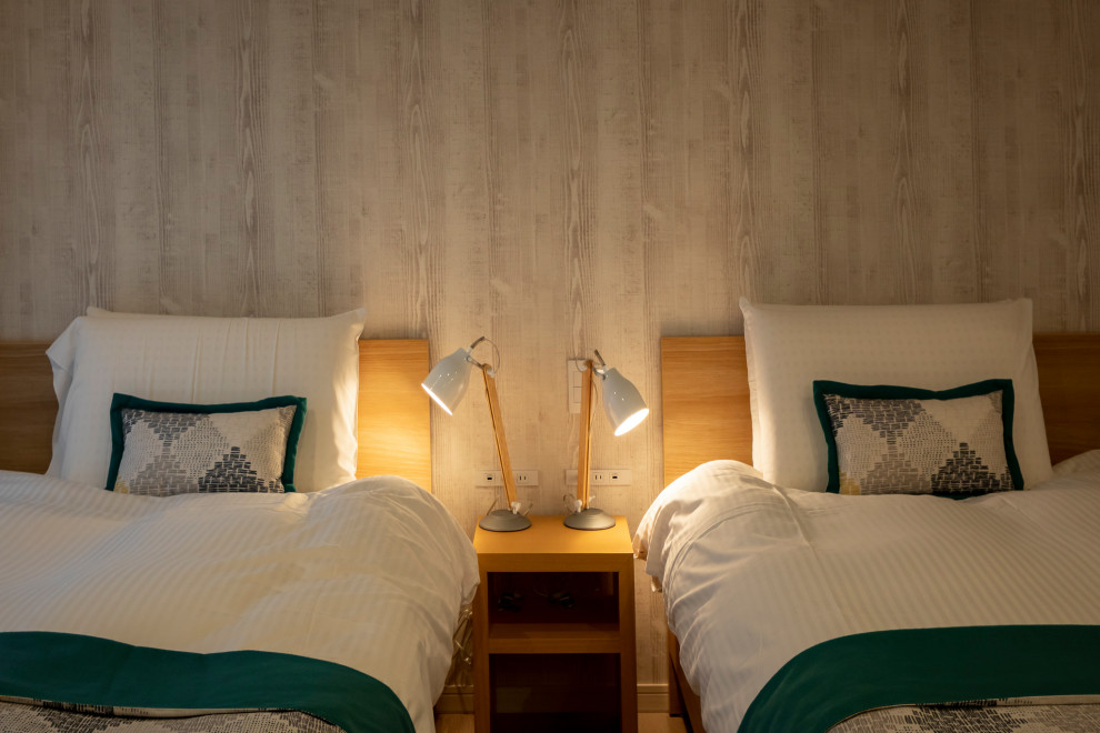 На фото: гостевая спальня среднего размера, (комната для гостей) в скандинавском стиле с белыми стенами, полом из фанеры и бежевым полом с