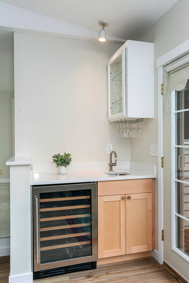 Exempel på ett litet skandinaviskt vit vitt kök, med en undermonterad diskho, skåp i shakerstil, skåp i ljust trä, bänkskiva i kvarts, beige stänkskydd, stänkskydd i keramik, rostfria vitvaror, vinylgolv, en köksö och grått golv