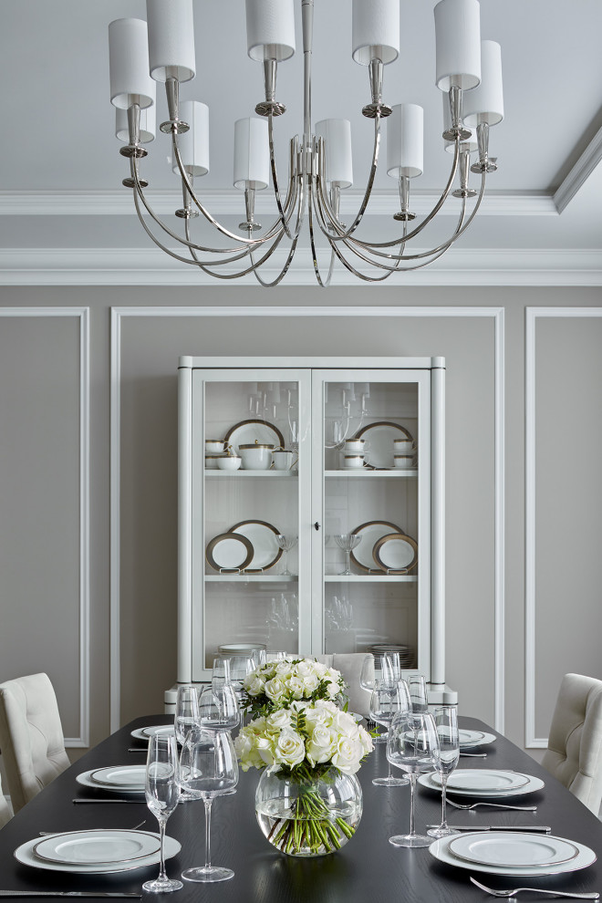 Свежая идея для дизайна: кухня-столовая в классическом стиле с серыми стенами - отличное фото интерьера
