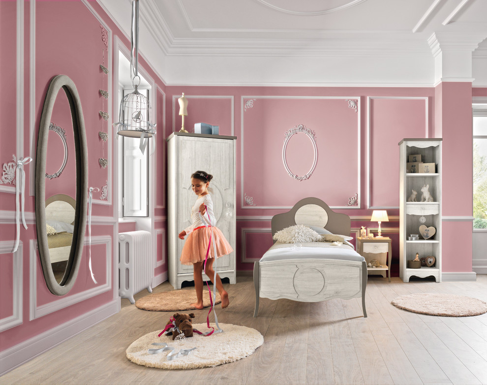 Inspiration for a traditional kids' room in Toronto.
