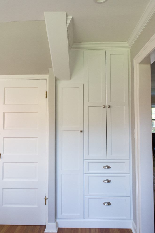 Inspiration for a small transitional light wood floor kitchen remodel with an undermount sink, shaker cabinets, white cabinets, quartz countertops, white backsplash, porcelain backsplash, stainless steel appliances and a peninsula