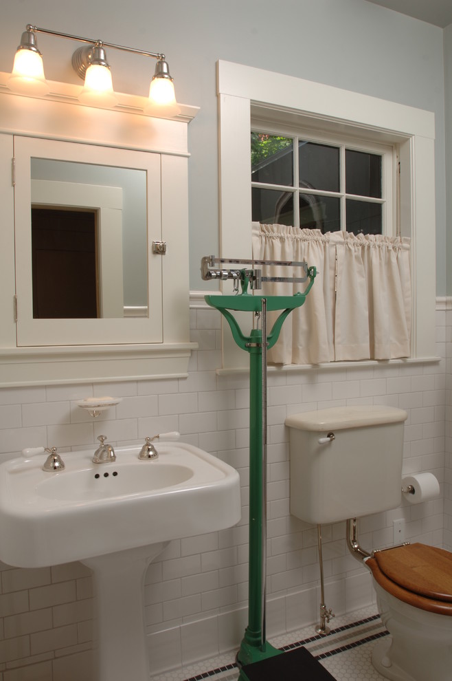 This is an example of a traditional bathroom in Orlando.
