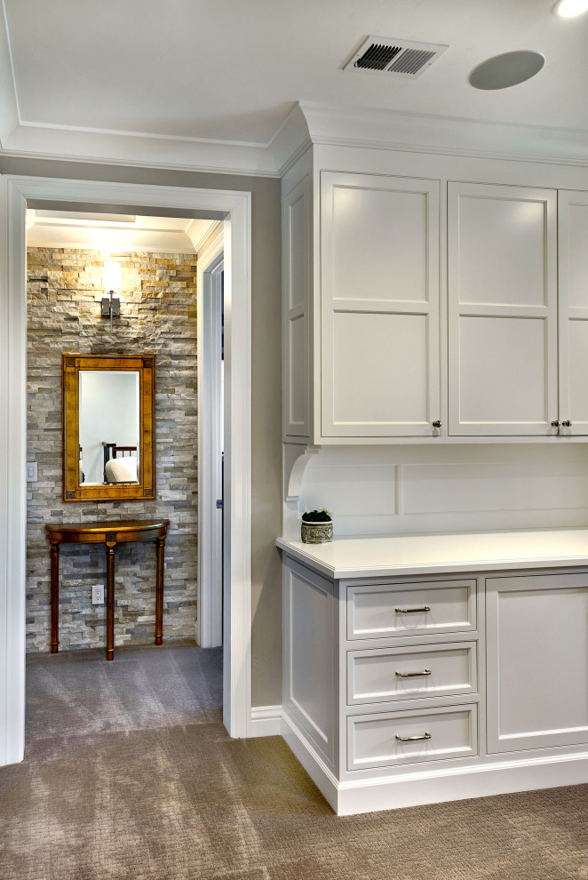 Стильный дизайн: двухуровневая гостиная комната среднего размера в стиле неоклассика (современная классика) с серыми стенами, ковровым покрытием и серым полом - последний тренд