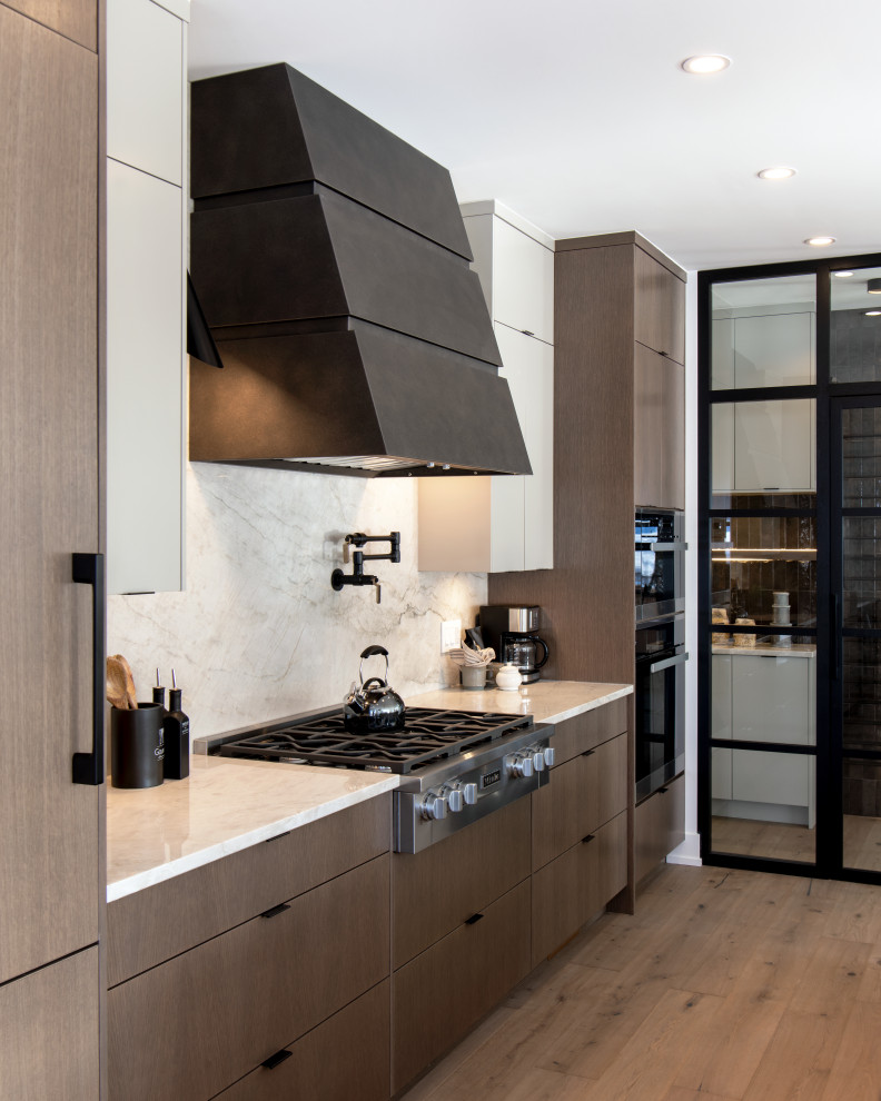 Example of a transitional kitchen design in Ottawa