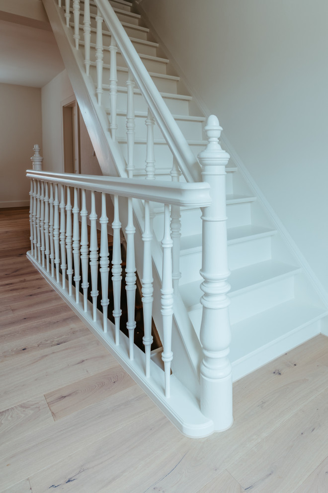 Gerade, Geräumige Nordische Treppe mit Holz-Setzstufen in Berlin
