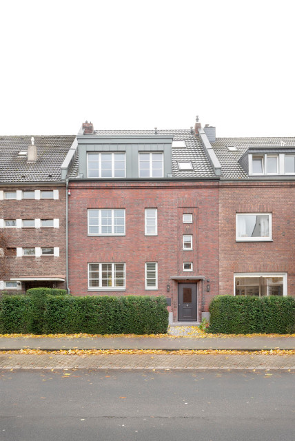 Fassade stra&szlig;enseitig moderno-fachada
