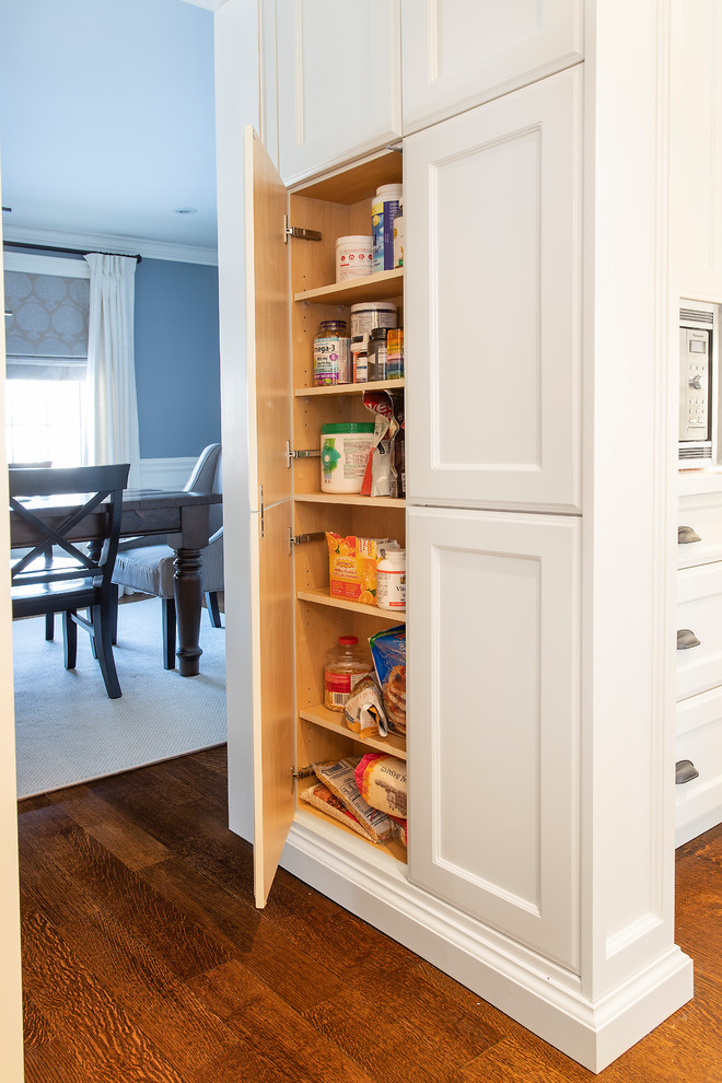 Transitional kitchen photo in Toronto