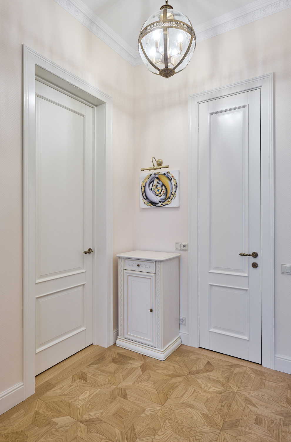 Высокие двери в классическом интерьере