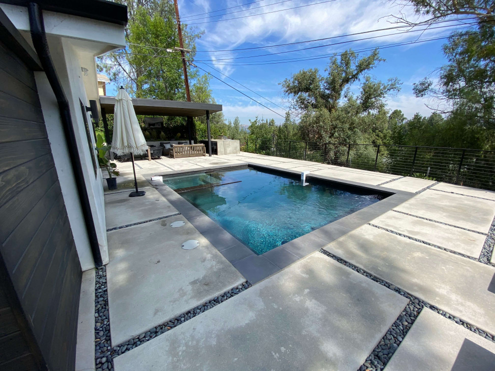 Hot tub - mid-sized backyard concrete paver and custom-shaped natural hot tub idea