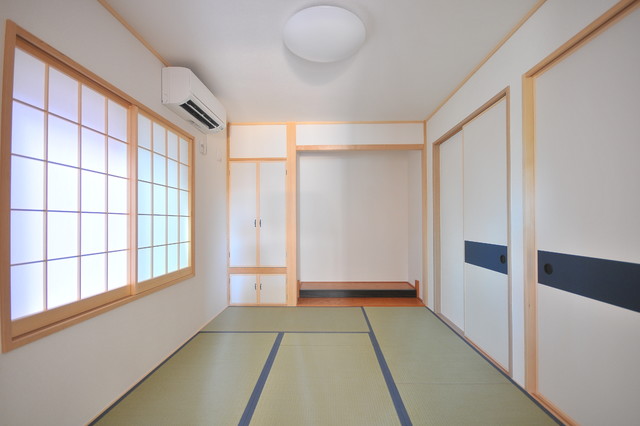 趣きのある仏間がある和室 japonais-salle-de-sejour