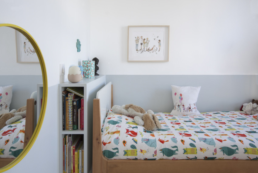 Exemple d'une chambre d'enfant de 4 à 10 ans tendance de taille moyenne avec un mur blanc, parquet clair et un sol marron.
