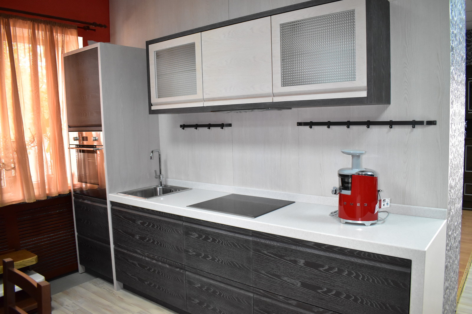 Кухня Пиано с интегрированной ручкой в фасад. Материал шпонированный МДФ