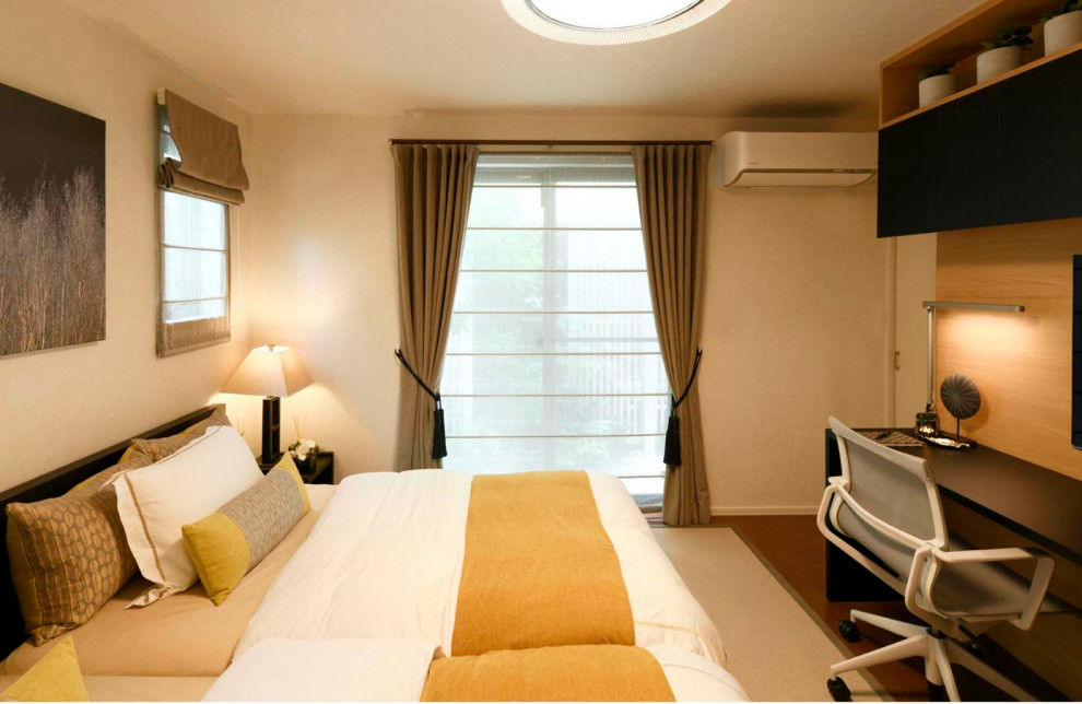 На фото: маленькая хозяйская спальня в стиле модернизм с бежевыми стенами, ковровым покрытием, бежевым полом и обоями на стенах для на участке и в саду с