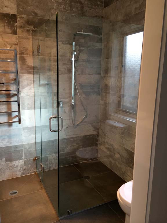 Photo of a contemporary bathroom in Canberra - Queanbeyan.