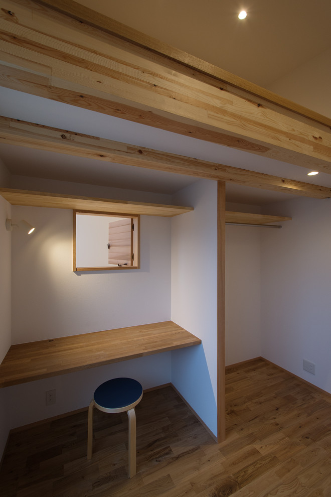 Idéer för att renovera ett litet skandinaviskt könsneutralt barnrum kombinerat med skrivbord och för 4-10-åringar, med vita väggar, mellanmörkt trägolv och brunt golv