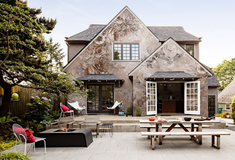 Фасад частного дома с цветочными фресками