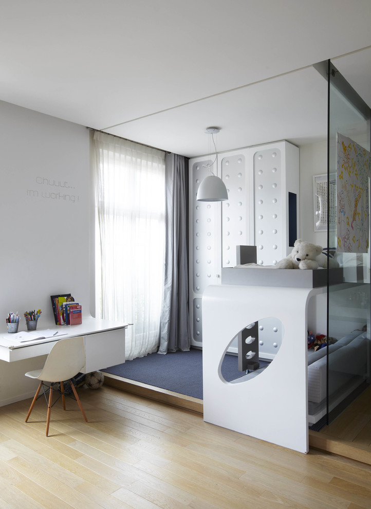 Mid-sized scandinavian gender-neutral kids' bedroom in Paris with white walls and light hardwood floors for kids 4-10 years old.
