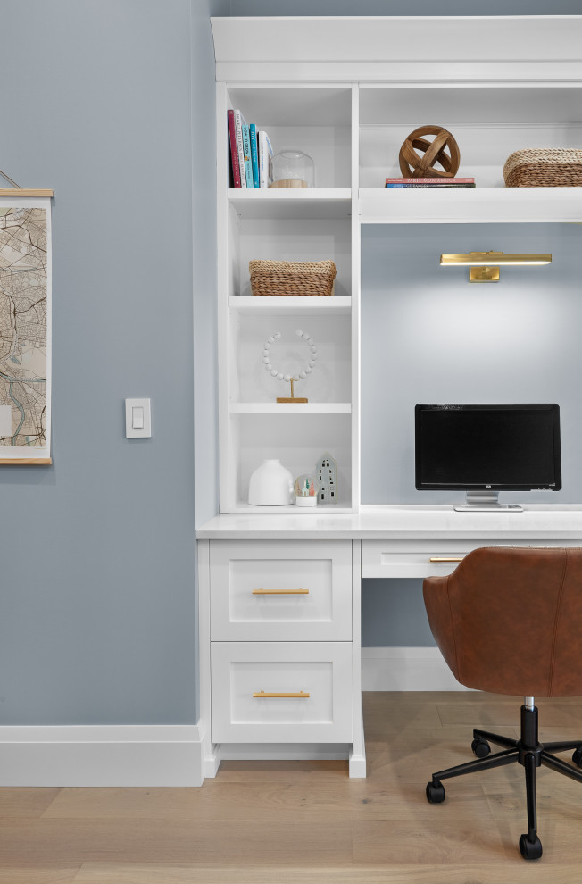 Imagen de despacho contemporáneo de tamaño medio con paredes grises, moqueta, todas las chimeneas, marco de chimenea de ladrillo, escritorio empotrado y suelo gris