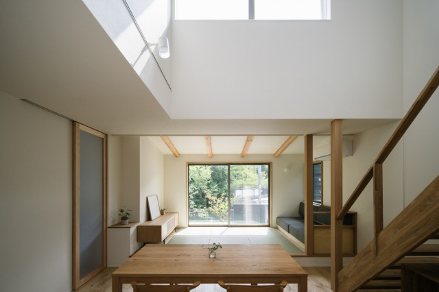 吹抜けが明るい 畳リビングのLDK minimalistisch-wohnbereich