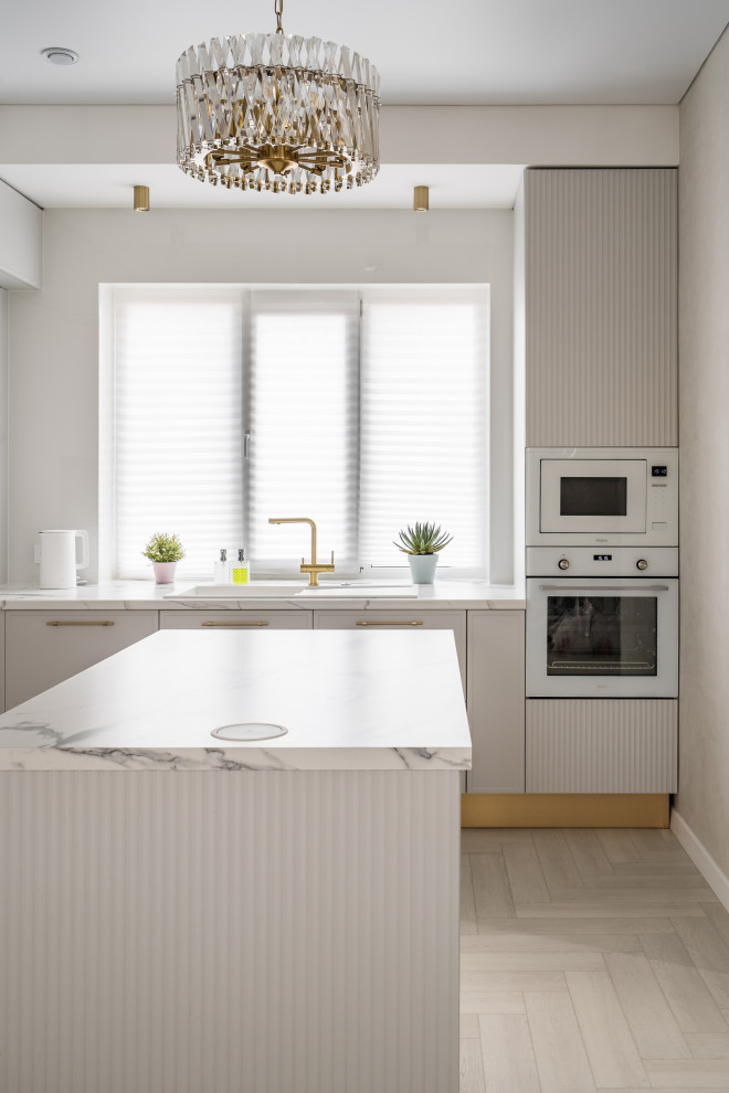 Кухня белая мдф фрезерованные фасады золотые ручки остров