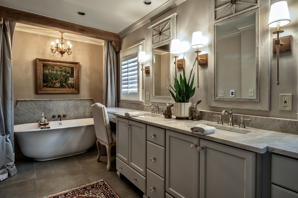 Immagine di una grande stanza da bagno padronale con vasca freestanding, pavimento in gres porcellanato, top in granito e due lavabi