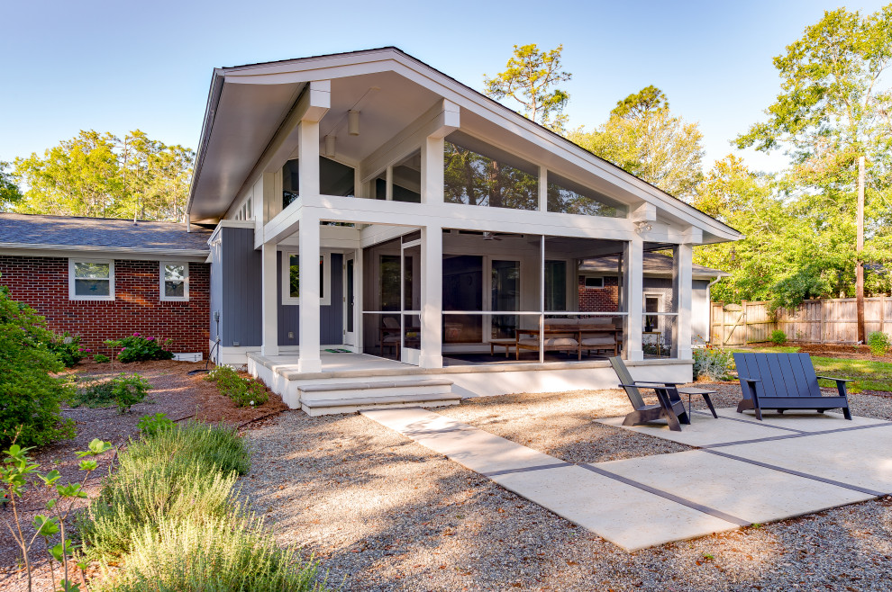 Immagine di un portico minimalista di medie dimensioni e dietro casa con pavimentazioni in cemento e un tetto a sbalzo