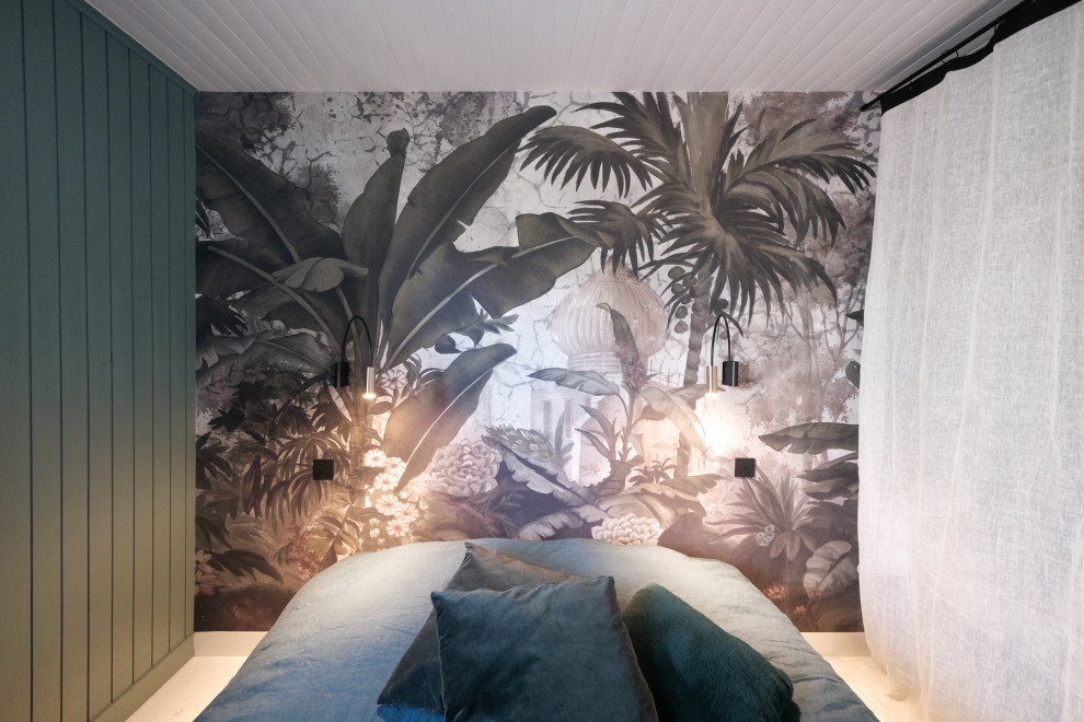 Cette photo montre une chambre parentale tendance de taille moyenne avec un mur vert, parquet peint, aucune cheminée, un sol blanc, un plafond en lambris de bois et du papier peint.