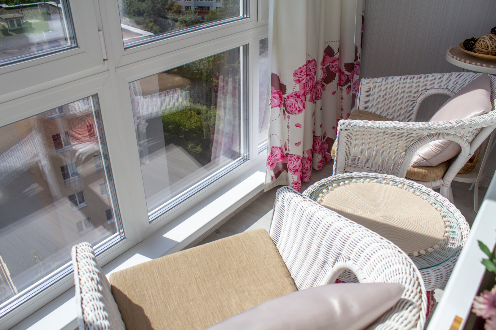 Панорамное остекление балкона и кухонное окно