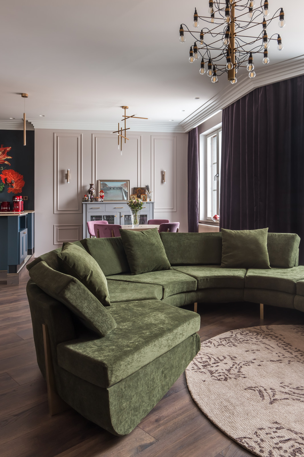 Диван. Обеденный стол. Консоль.