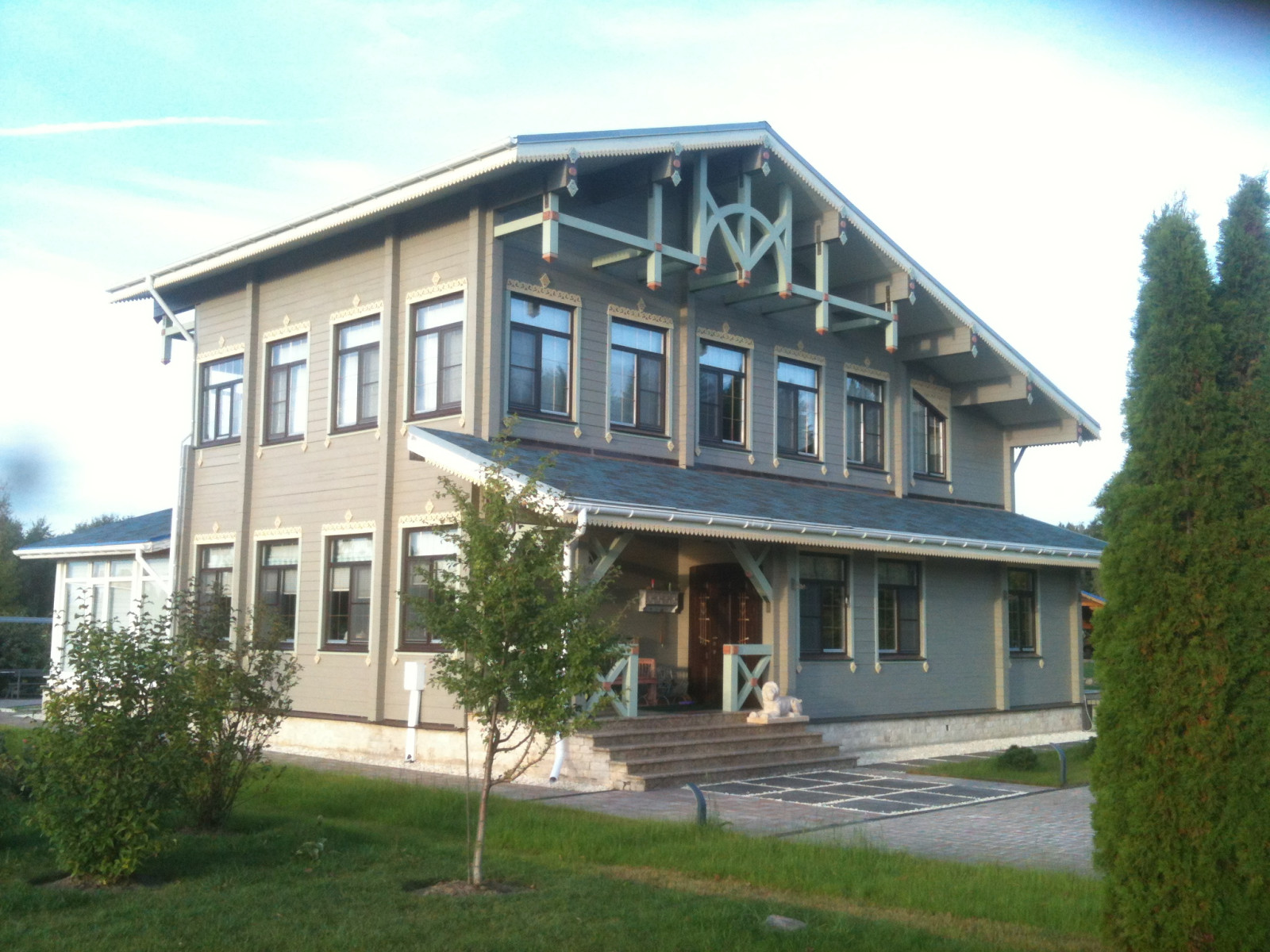 Фасады дома под Можайском до и после