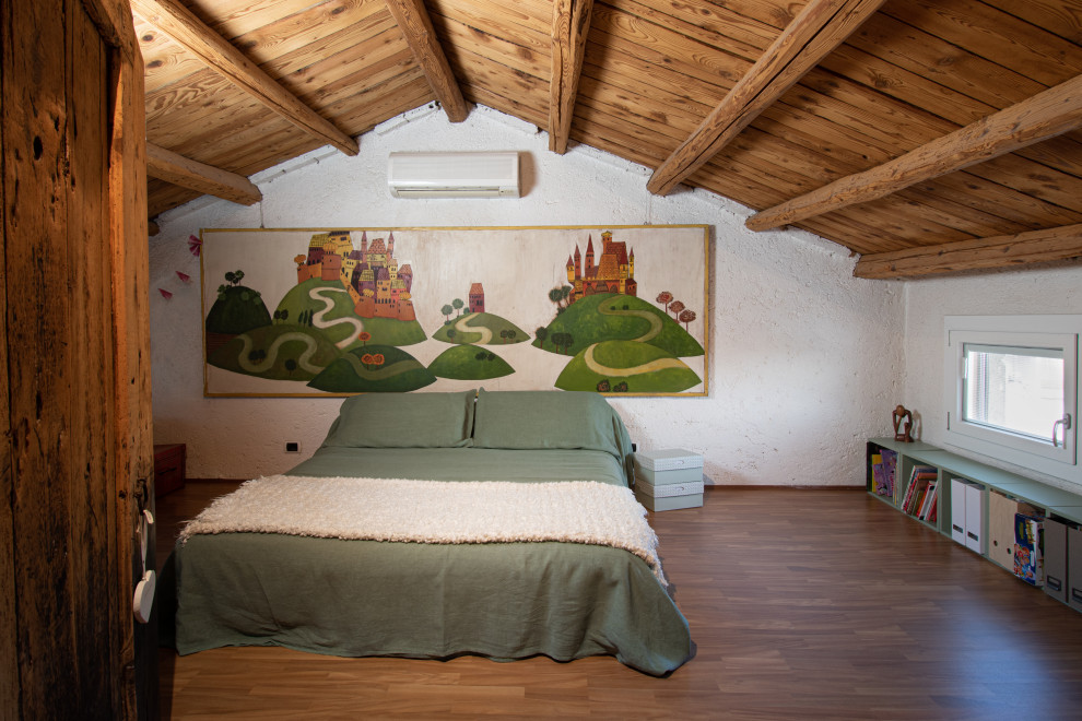 Immagine di un'In mansarda camera degli ospiti stile rurale di medie dimensioni con pareti bianche, pavimento arancione, travi a vista e pavimento in linoleum
