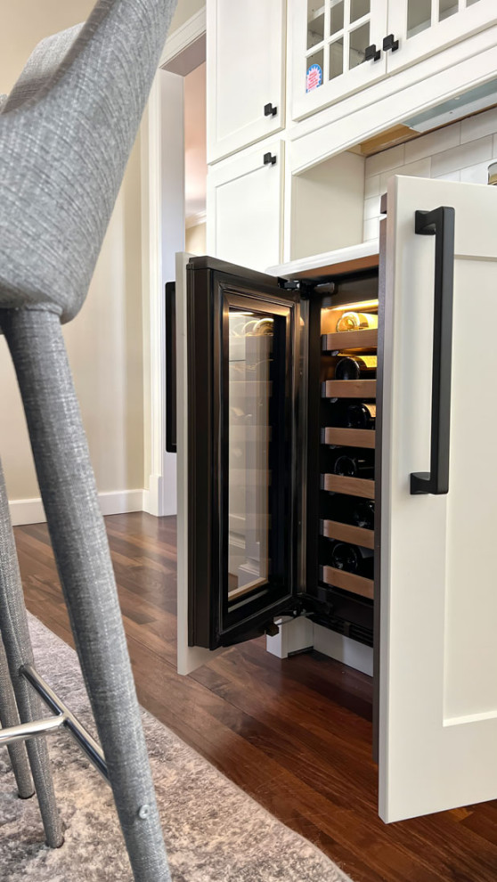 Example of a transitional home design design in Minneapolis