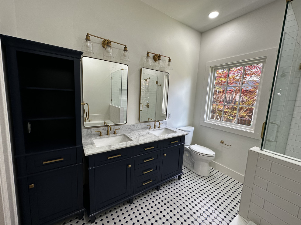 Imagen de cuarto de baño doble y de pie clásico de tamaño medio con armarios estilo shaker y puertas de armario azules