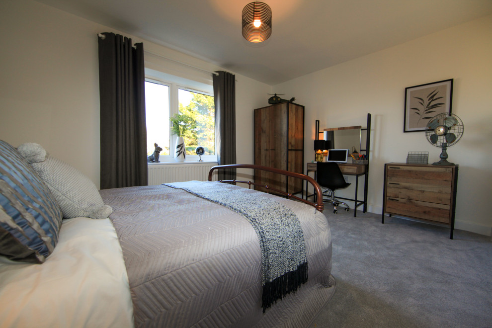 Idee per una camera degli ospiti minimal di medie dimensioni con pareti bianche, moquette e pavimento grigio