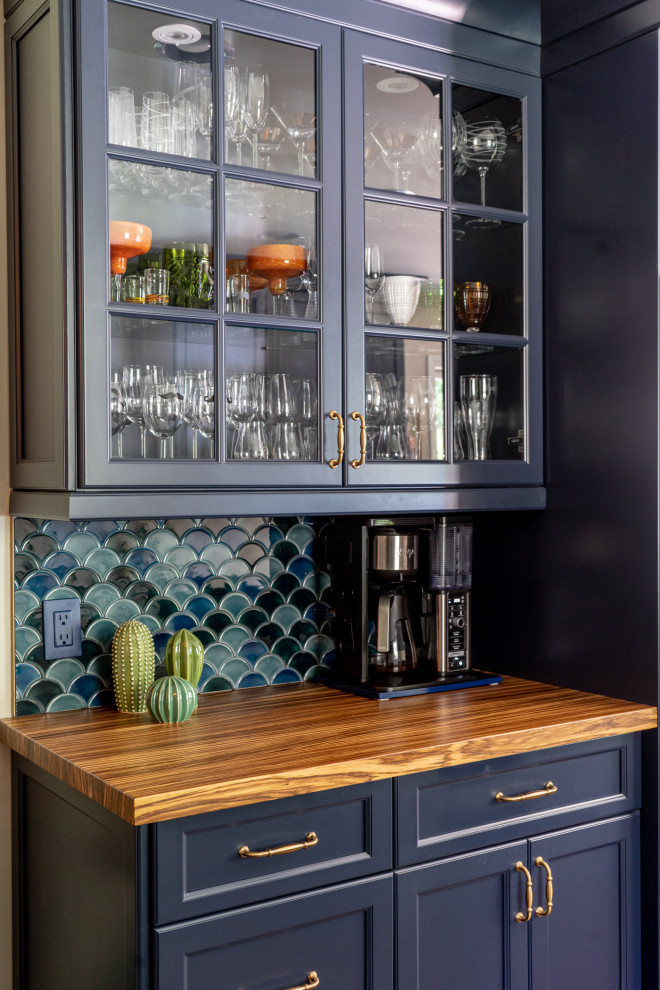 Bild på ett litet eklektiskt blå blått kök, med en rustik diskho, skåp i shakerstil, blå skåp, bänkskiva i kvarts, blått stänkskydd, stänkskydd i keramik, rostfria vitvaror, mellanmörkt trägolv, en halv köksö och brunt golv