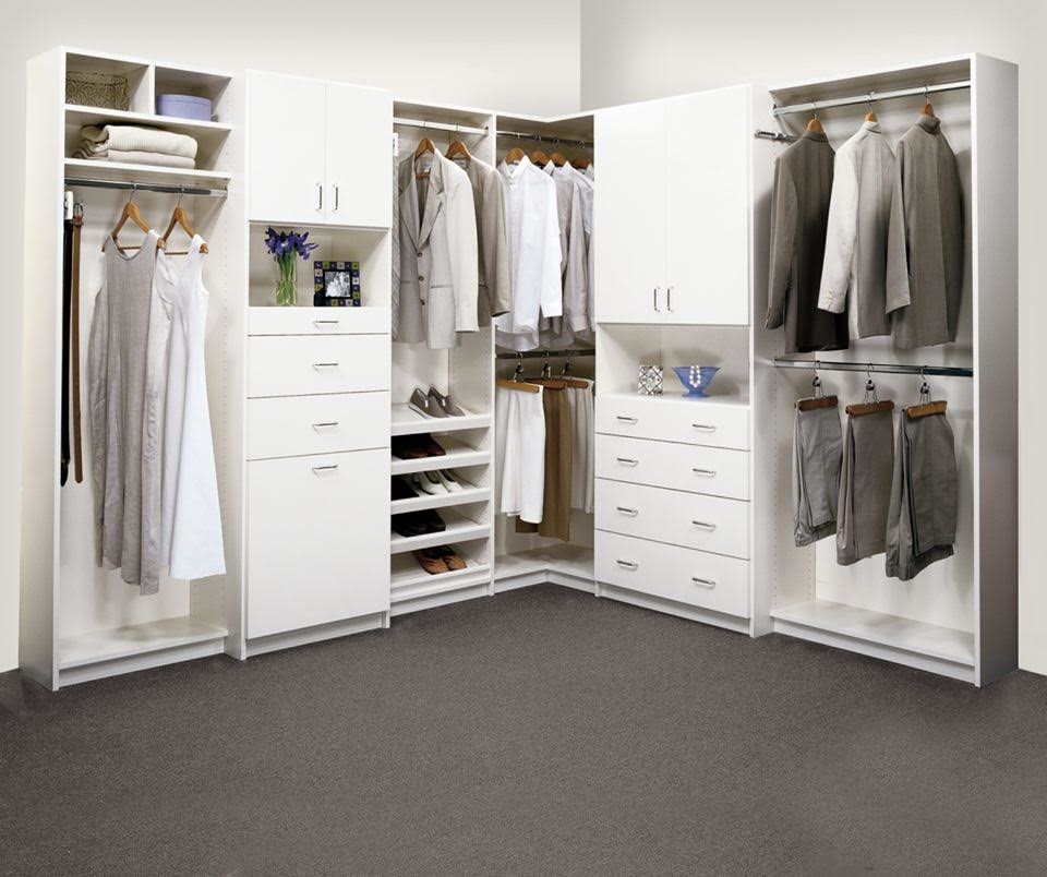 Diseño de armario vestidor unisex moderno de tamaño medio con armarios con paneles lisos, puertas de armario blancas, moqueta y suelo gris