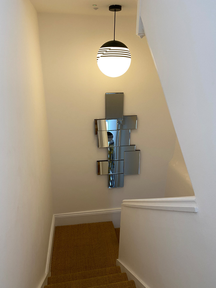 Moderne Treppe in U-Form mit Teppich-Treppenstufen in London