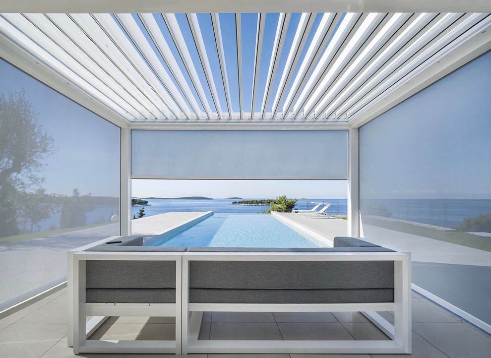 Große Moderne Pergola Terrasse hinter dem Haus in Berlin