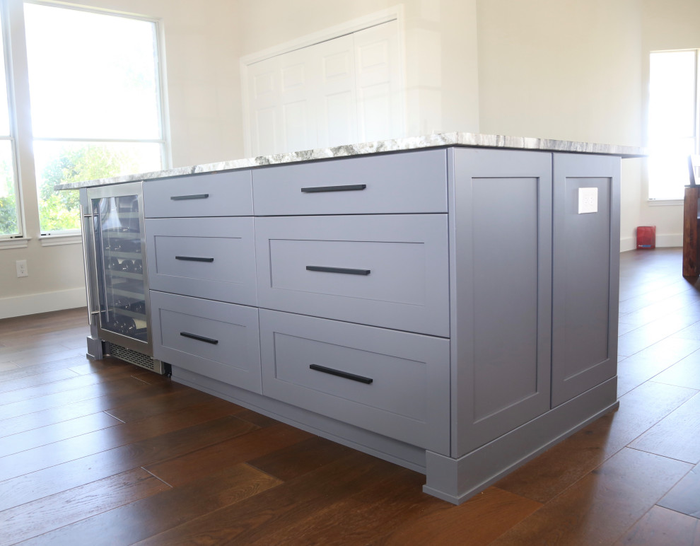 Example of a transitional kitchen design in Austin