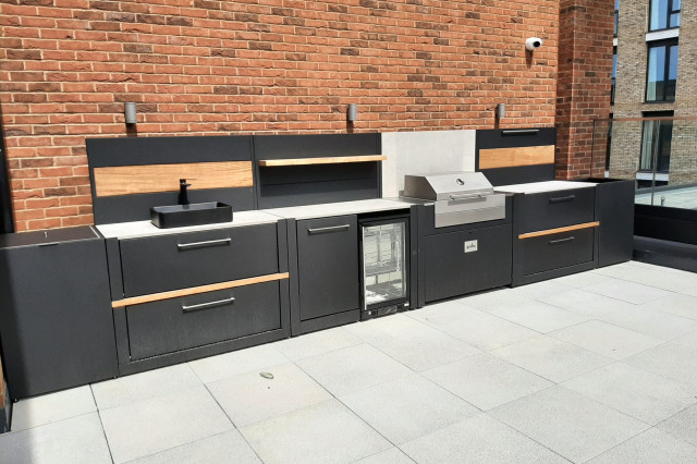 Outdoor kitchen in Avebury, Milton Keynes contemporary-deck