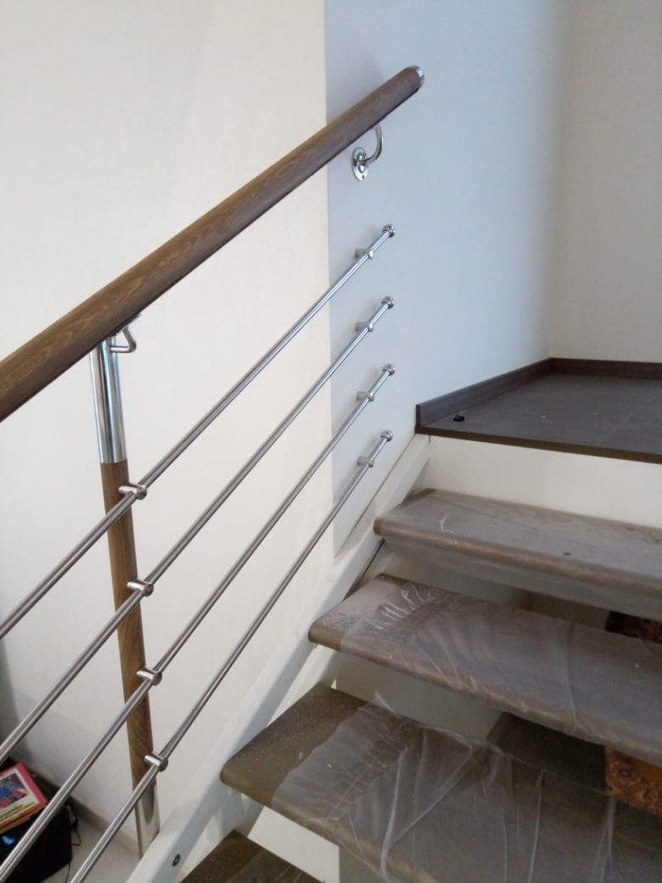 Перила из нержавеющей стали и дерева