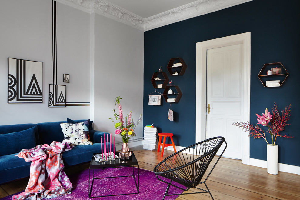 Пример оригинального дизайна: изолированная гостиная комната среднего размера в современном стиле с синими стенами и светлым паркетным полом