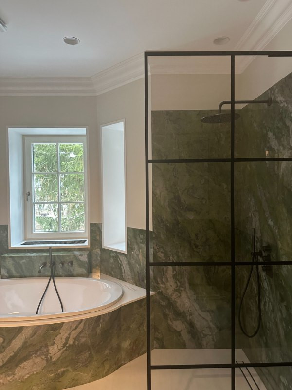 Стеклянные  перегородки в душевую.